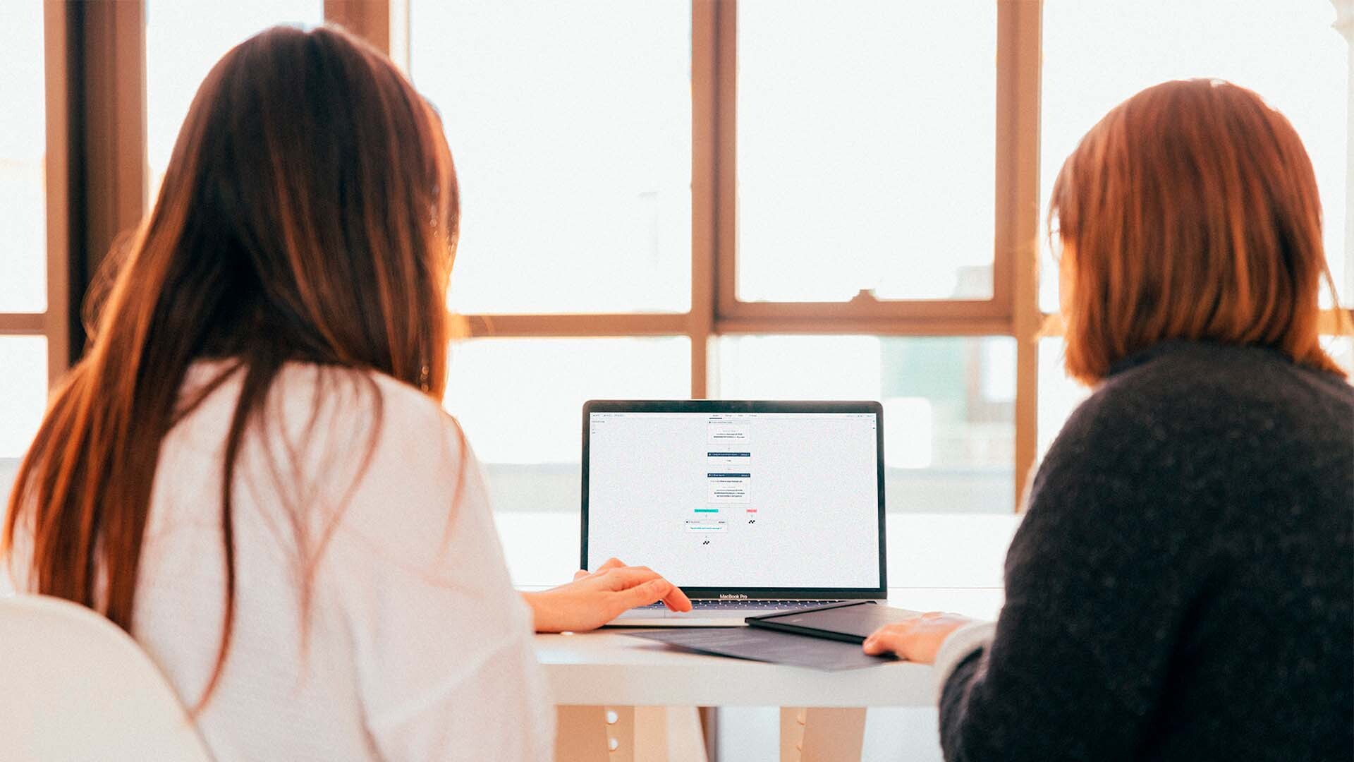two person creating a automation flow on HubSpot